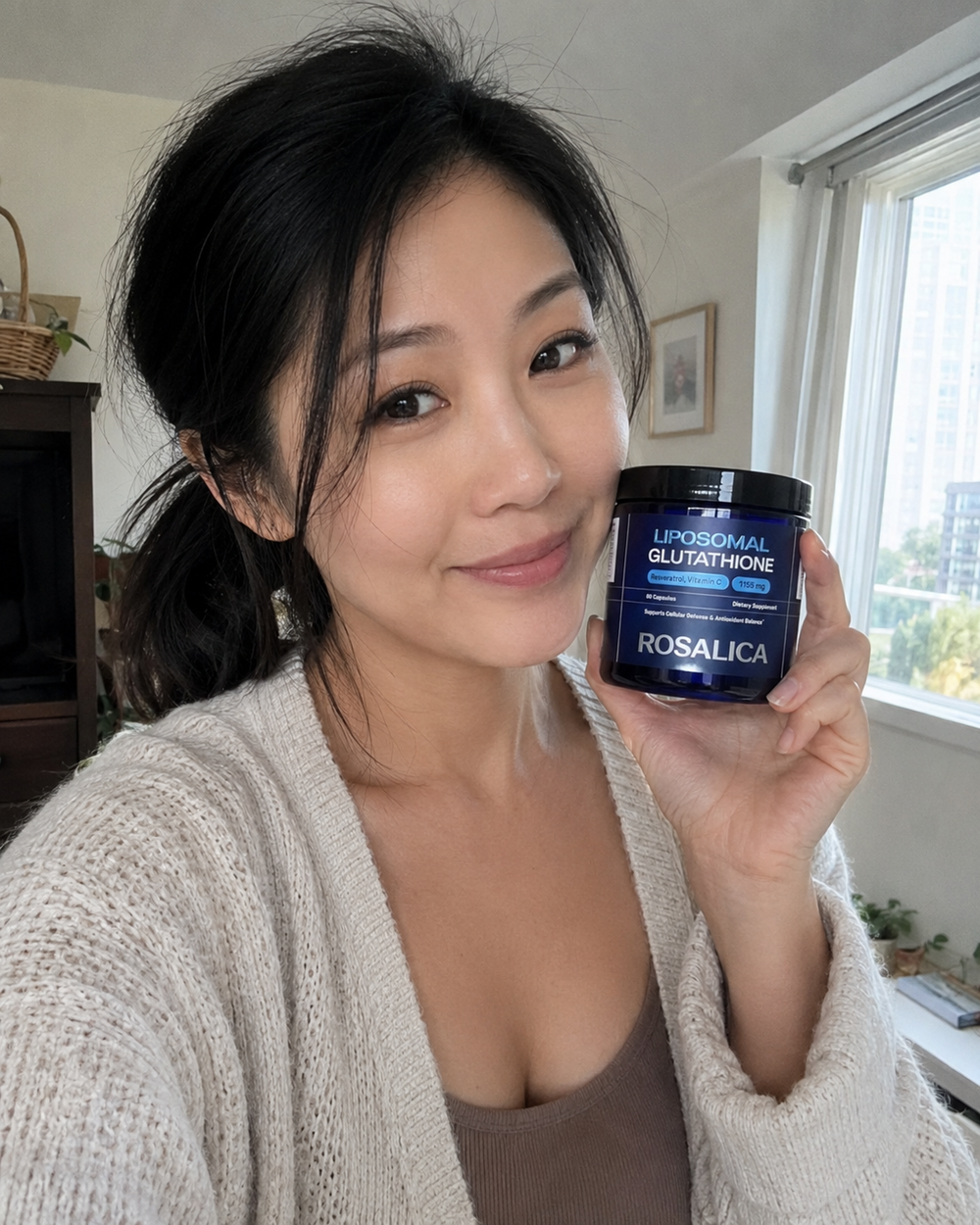 Rosalica customer holding the product